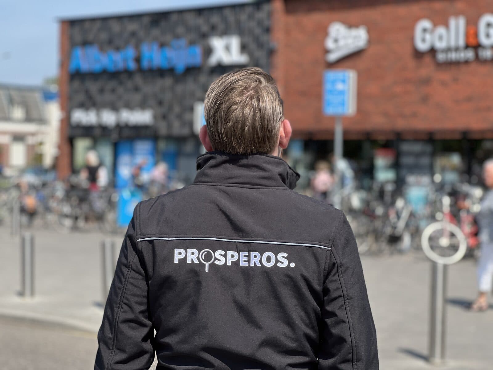 Inspecteur van Prosperos bij een winkelcentrum
