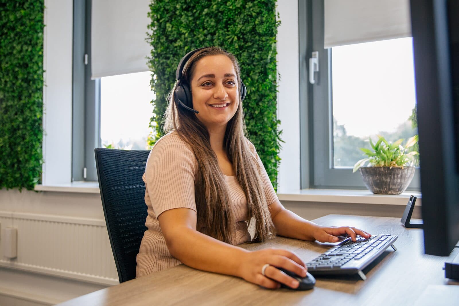 Medewerker van Prosperos met headset aan het werk