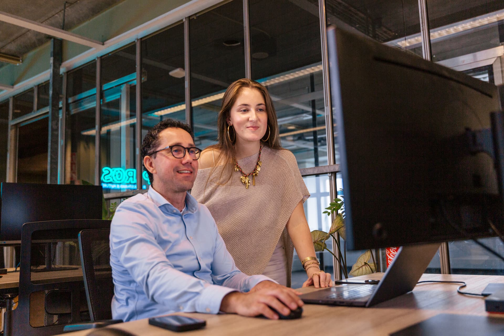 Collega van Prosperos kijkt mee met een adviseur achter de computer