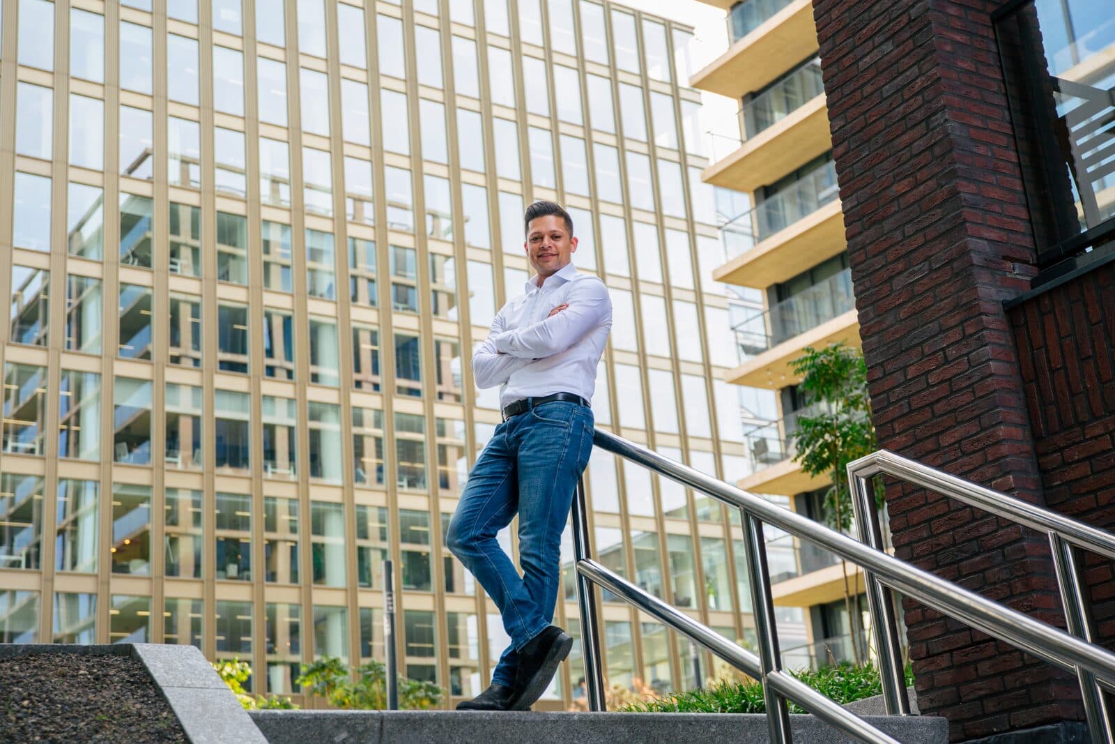 Adviseur van Prosperos bij een modern kantoorgebouw